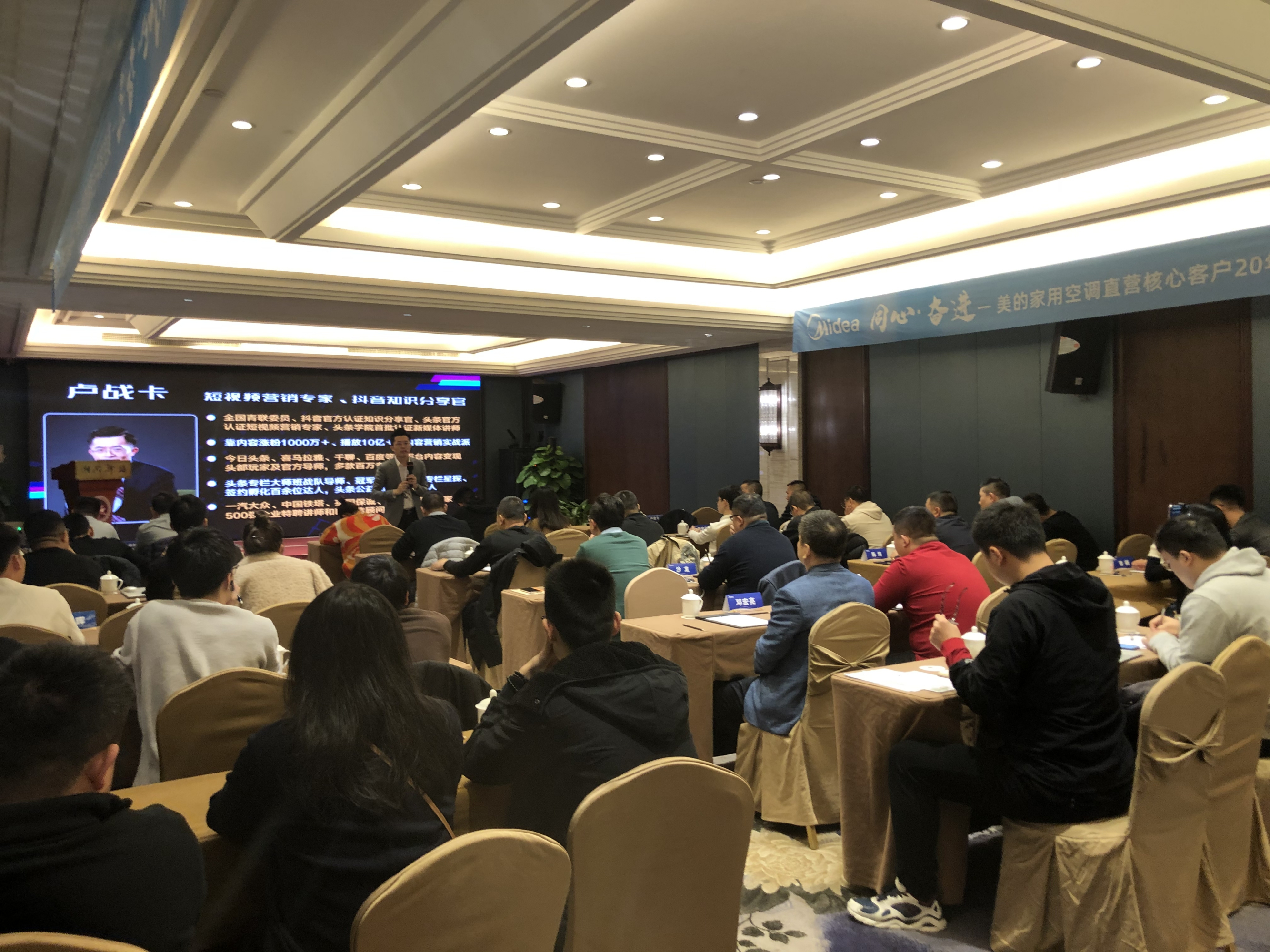爱游戏-包含今晨欧联焦点战，犹他爵士主帅复盘，话题不断，赛程密集仍需轮换的词条